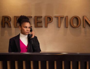 femme-parlant-au-telephone-vue-de-face